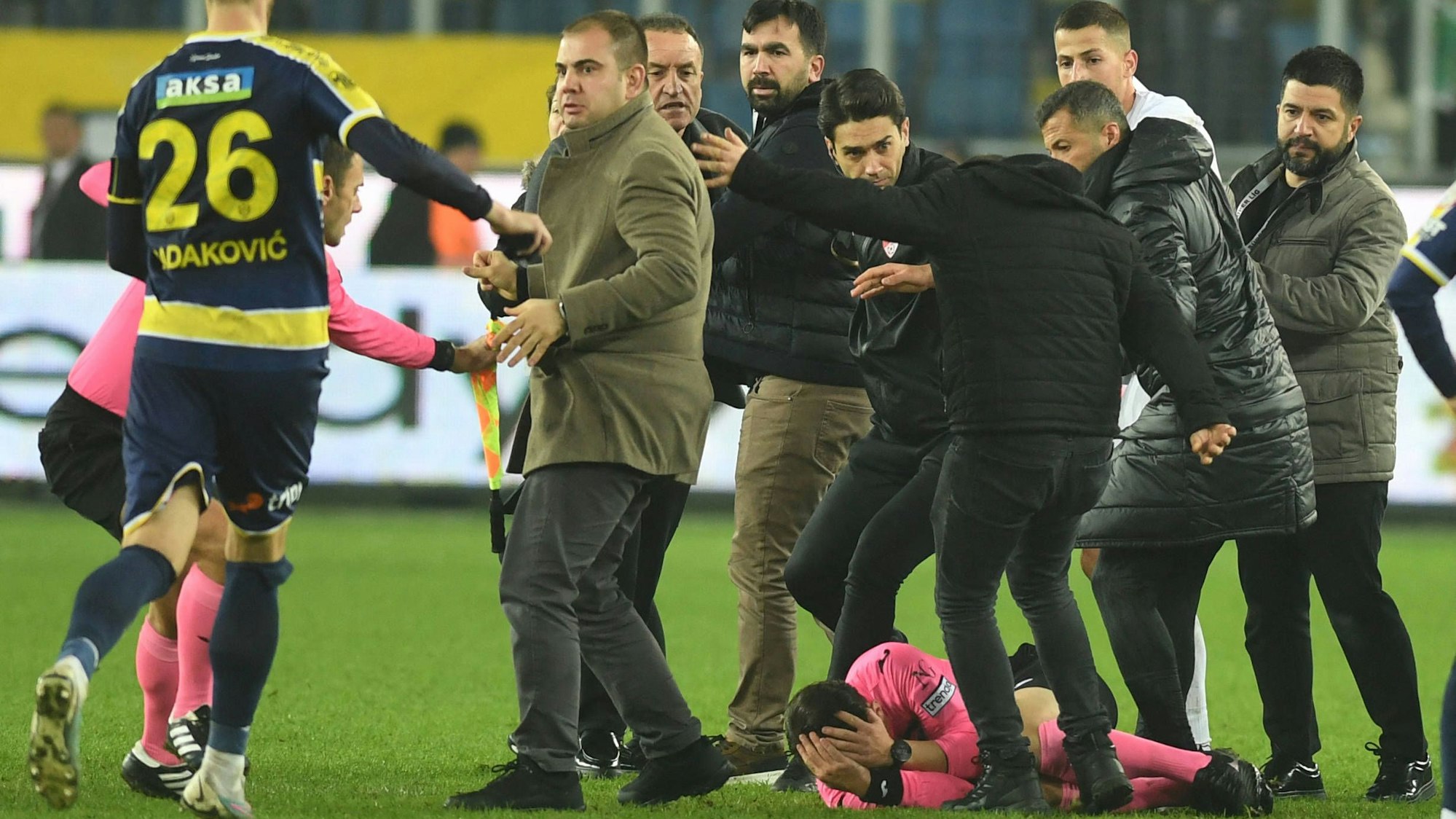 Nach dem türksichen Erstliga-Spiel zwischen Ankaragücü und Rizespor kam es ztu brutelen Angriffen gegen den Schiedsrichter.