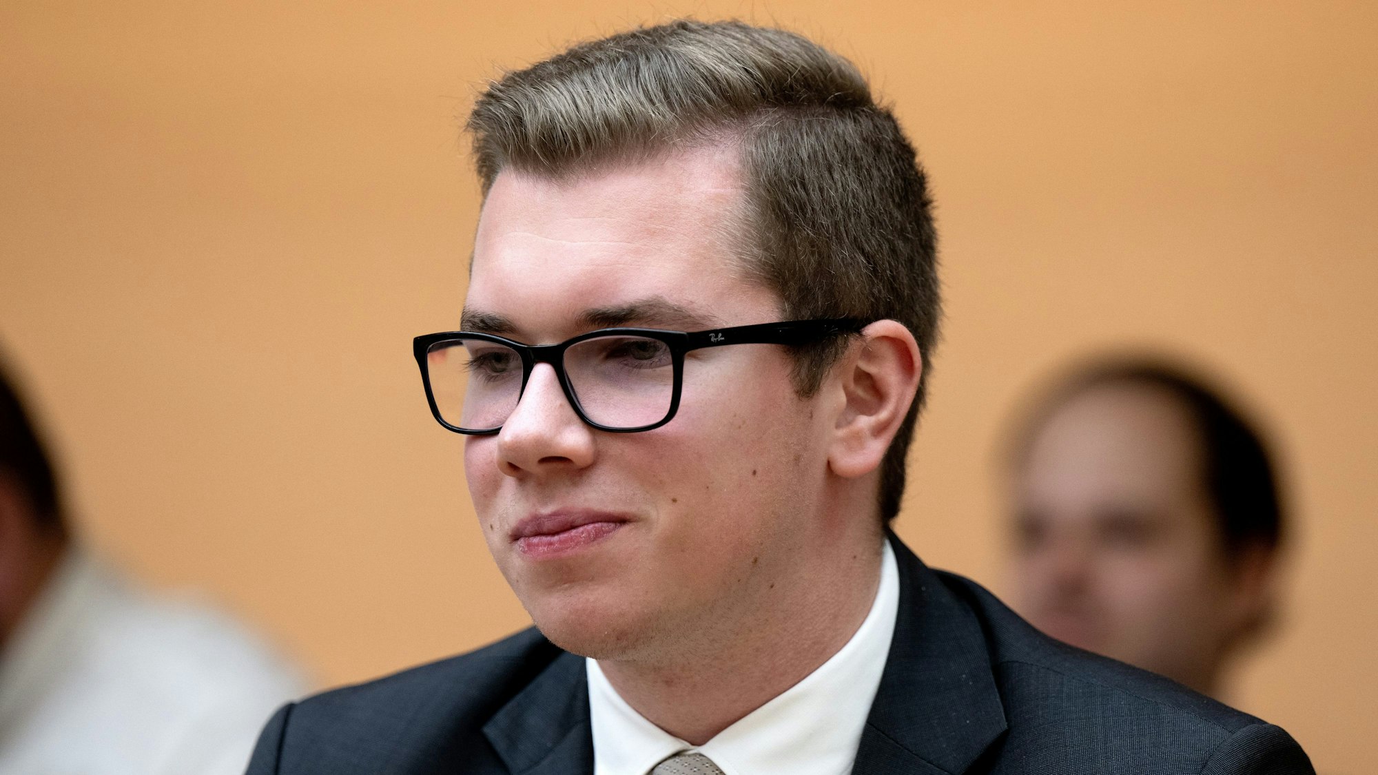 Daniel Halemba, AfD-Politiker, nimmt im bayerischen Landtag an einer Plenarsitzung teil.