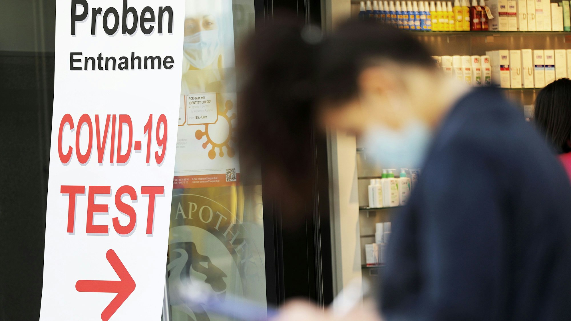 Eine Frau füllt ein Formular für einen Covid-19-Test aus.