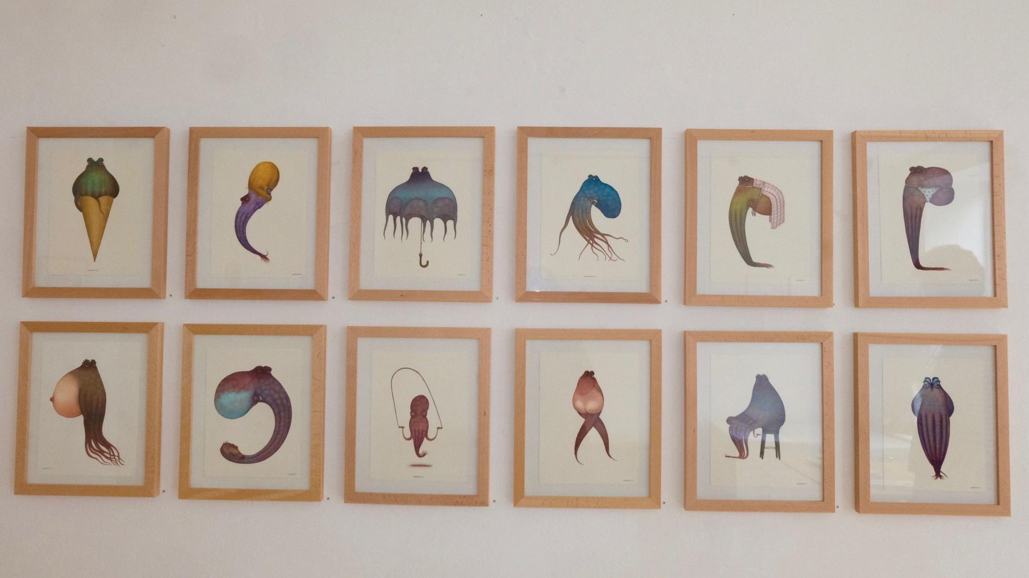 Kraken-Bilder hängen an einer Wand