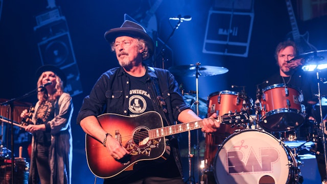 Wolfgang Niedecken (M) steht mit Anne de Wolff (l) und Sönke Reich (r) auf der Bühne.