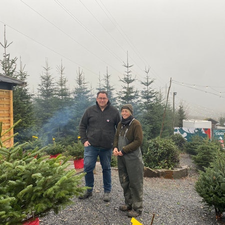 „Ä Tännschen please“ in Burscheid: Christian Hoffmann (Organisator Weihnachtsmarkt) und Regina Coßmann (Mitarbeiterin Baumschule Mütherich).
