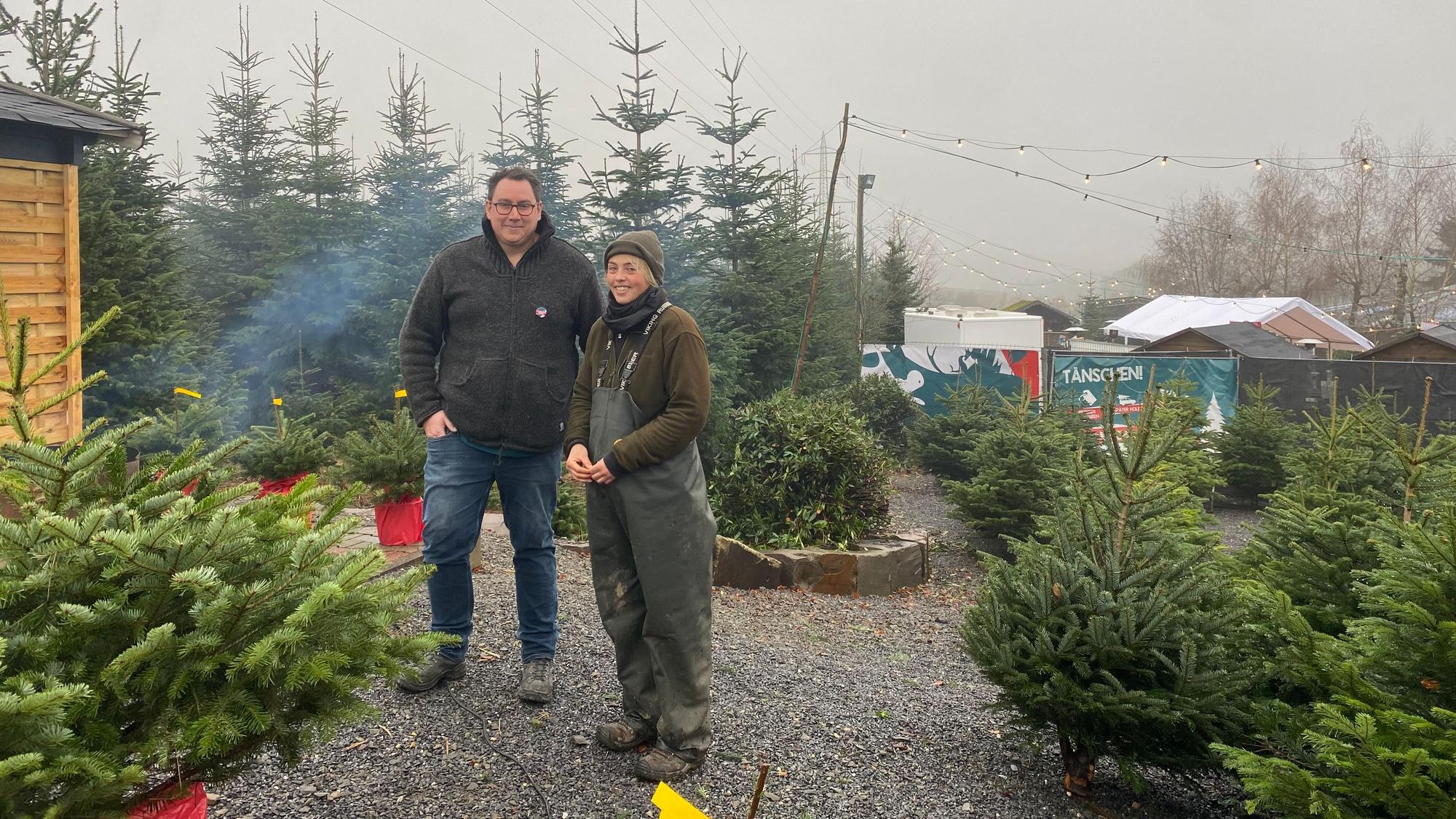 „Ä Tännschen please“ in Burscheid: Christian Hoffmann (Organisator Weihnachtsmarkt) und Regina Coßmann (Mitarbeiterin Baumschule Mütherich).