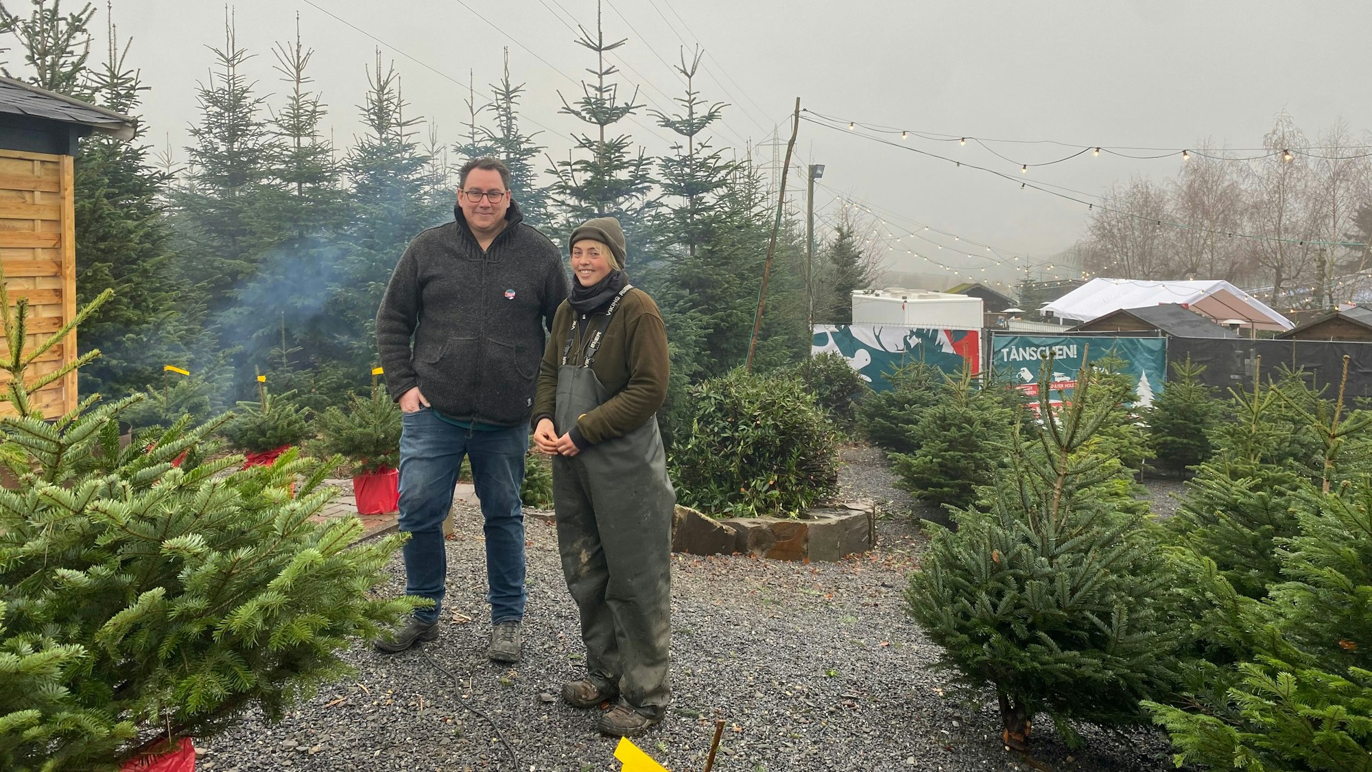 „Ä Tännschen please“ in Burscheid: Christian Hoffmann (Organisator Weihnachtsmarkt) und Regina Coßmann (Mitarbeiterin Baumschule Mütherich).