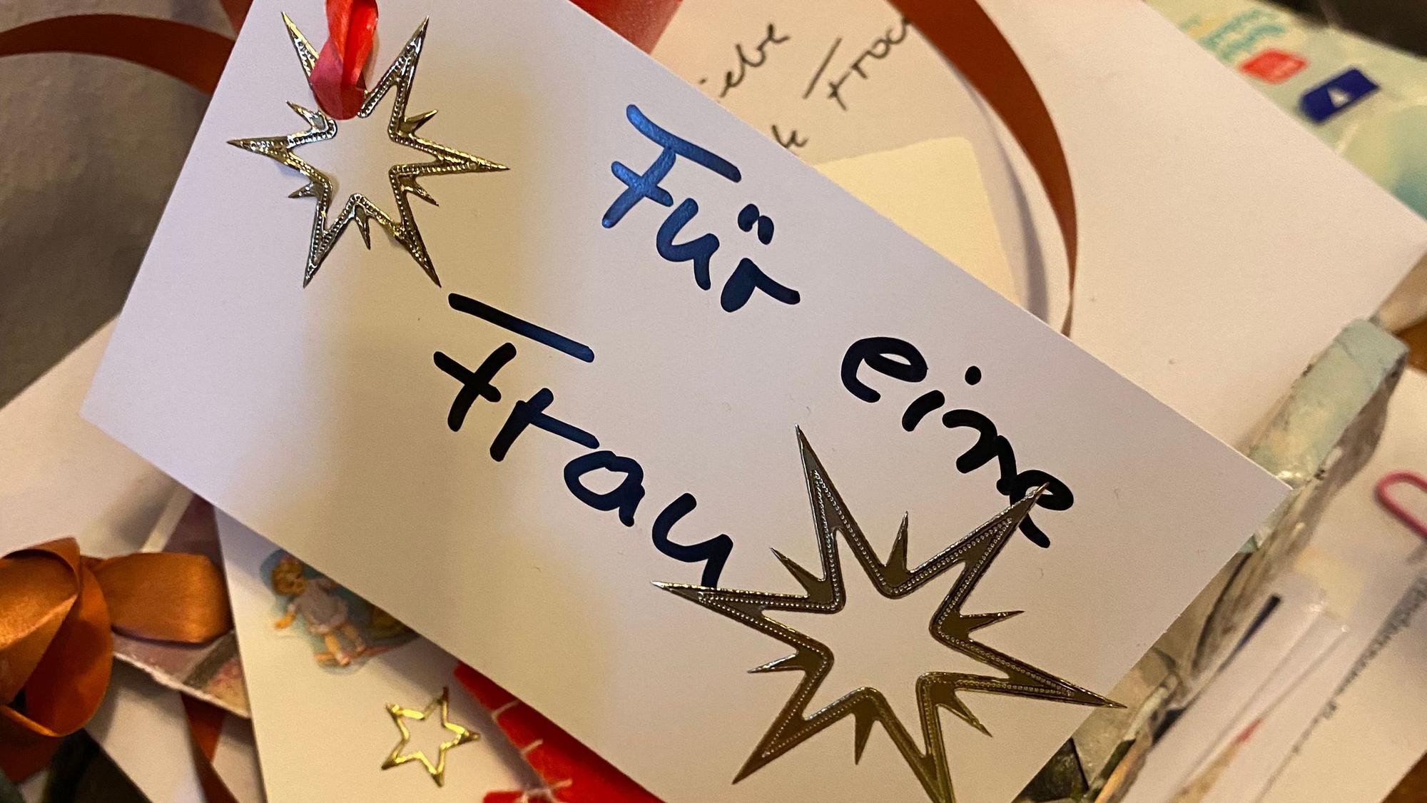Schild, auf dem„ für eine Frau“ steht.