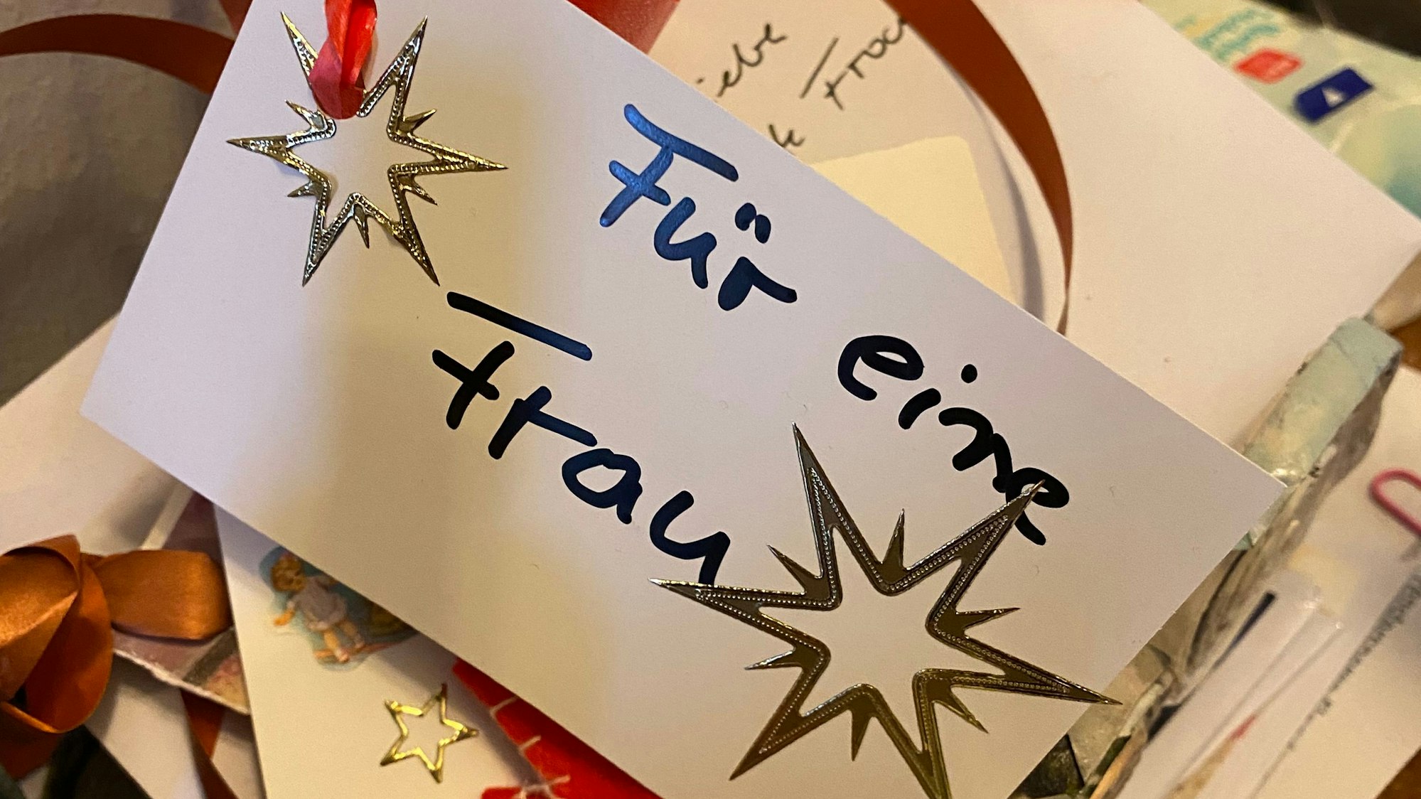 Schild, auf dem„ für eine Frau“ steht.