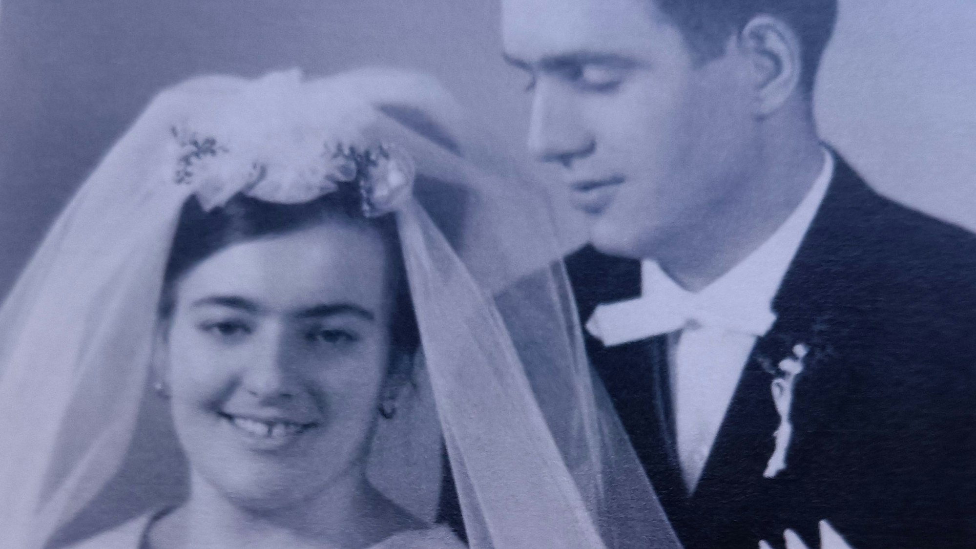 Braut und Bräutigam in Schwarz-Weiß bei ihrer Hochzeit 1963 in Kerpen-Horrem,