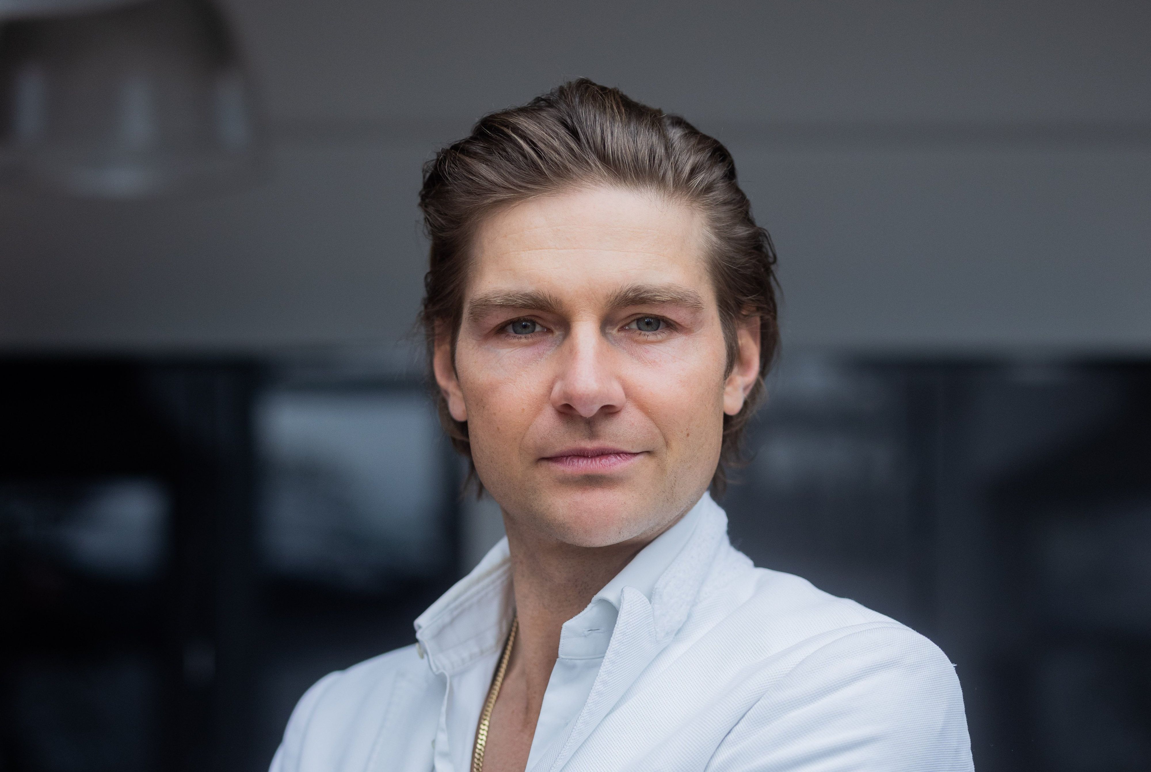 Jeremy Fragrance, Unternehmer, Webvideoproduzent und Duft-Influencer, steht in seinem Büro. Er hat den Vorwurf zurückgewiesen, etwas mit Rechtsradikalen zu tun zu haben.