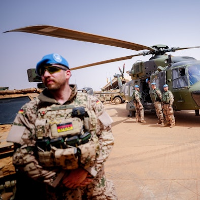 Bundeswehrsoldaten stehen an einem NH90-Hubschrauber im Camp Castor in Gao während des Besuchs der damaligen Verteidigungsministerin.
