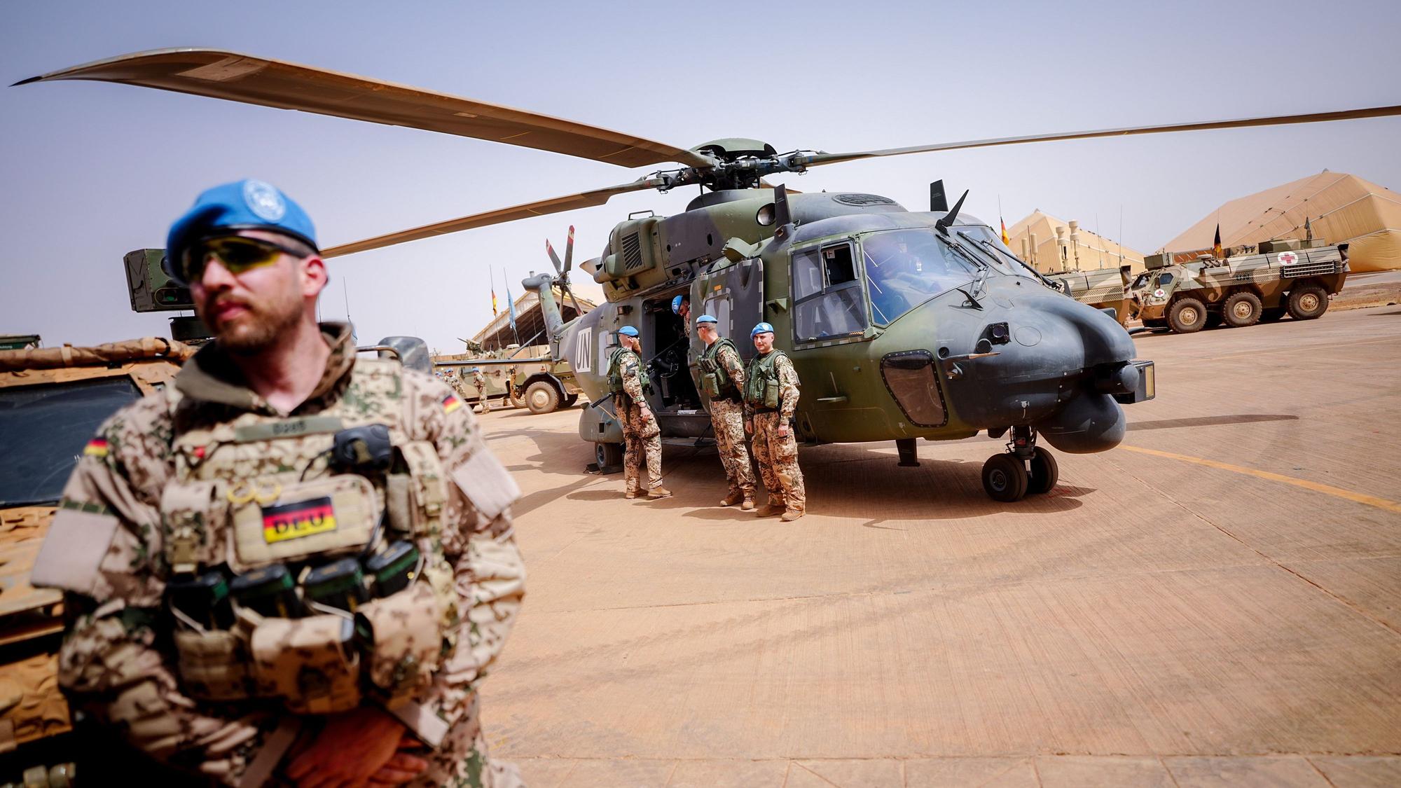 Bundeswehrsoldaten stehen an einem NH90-Hubschrauber im Camp Castor in Gao während des Besuchs der damaligen Verteidigungsministerin.