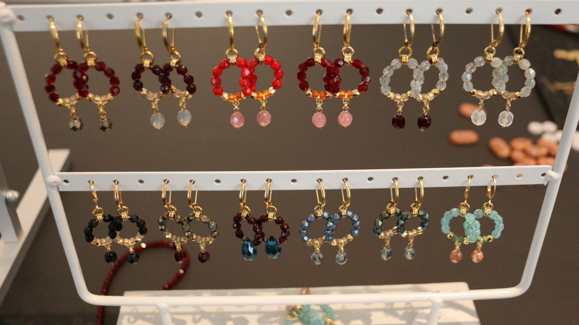 Modeschmuck von Sabine Emrich, den sie selbst fertigt. Foto: Uwe Schäfer