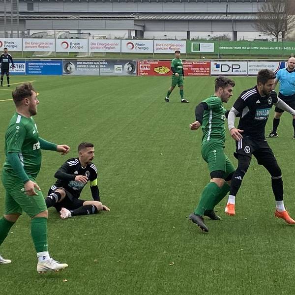 Schwarz-Weiß Köln (schwarze Trikots) setzte sich zuletzt in einem turbulenten Spiel 6:3 gegen Flittard durch.