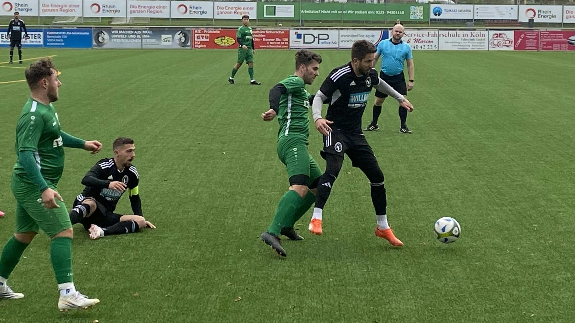 Schwarz-Weiß Köln (schwarze Trikots) setzte sich zuletzt in einem turbulenten Spiel 6:3 gegen Flittard durch.