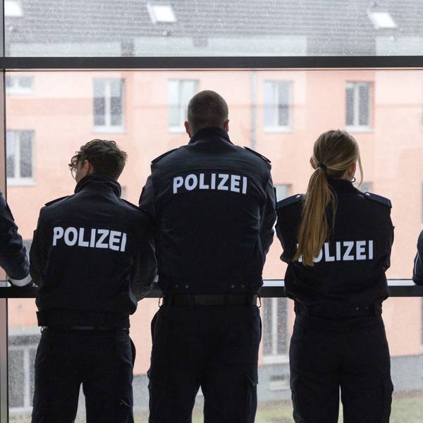 Polizeischüler stehen während der Feierlichen Amtseinführung des neuen Leiters der Bildungseinrichtung der Thüringer Polizei im Hörsaalgebäude.
