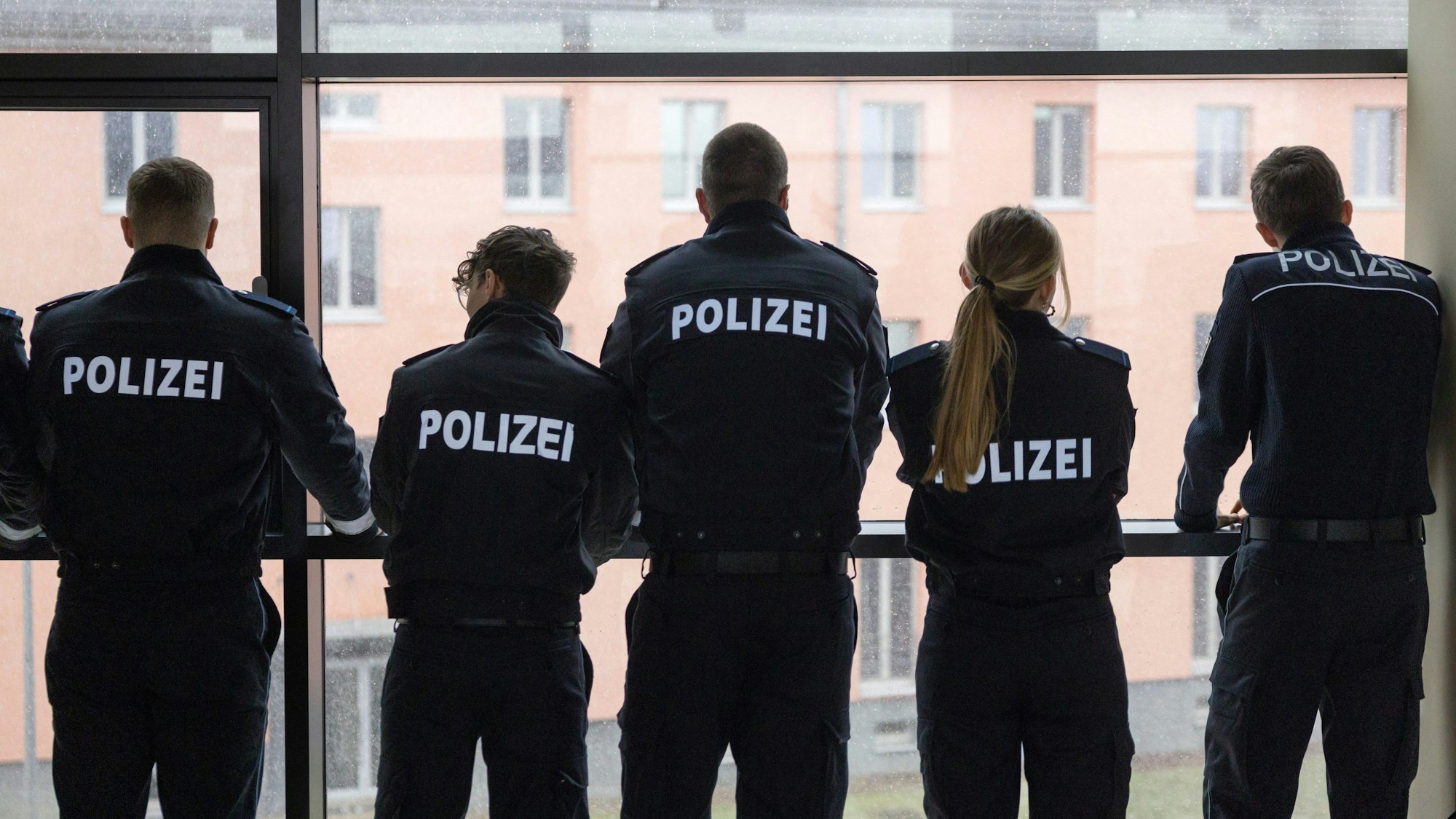 Polizeischüler stehen während der Feierlichen Amtseinführung des neuen Leiters der Bildungseinrichtung der Thüringer Polizei im Hörsaalgebäude.
