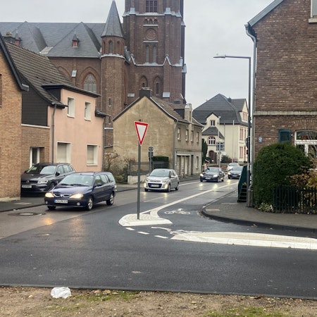 Die neu gestaltete Einmündung von der Houdainer Straße. Radfahrer können nun auf einem abgetrennten Streifen entgegen der Einbahnrichtung auf die Hauptstraße fahren. Foto: Lampe