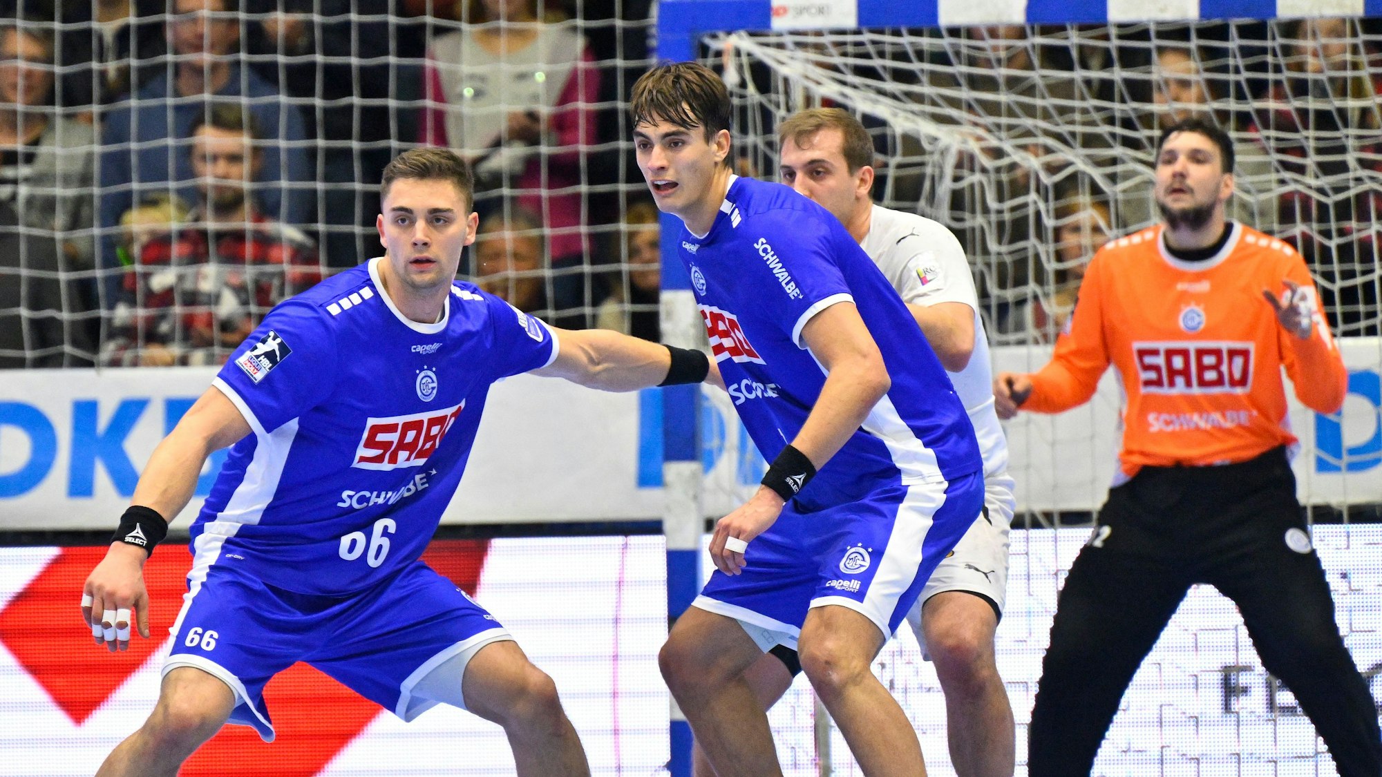 Vor Torhüter Daniel Rebmann verhindern Stepan Zeman und Julian Köster, dass das Anspiel der Hamburger an den Kreis geht.