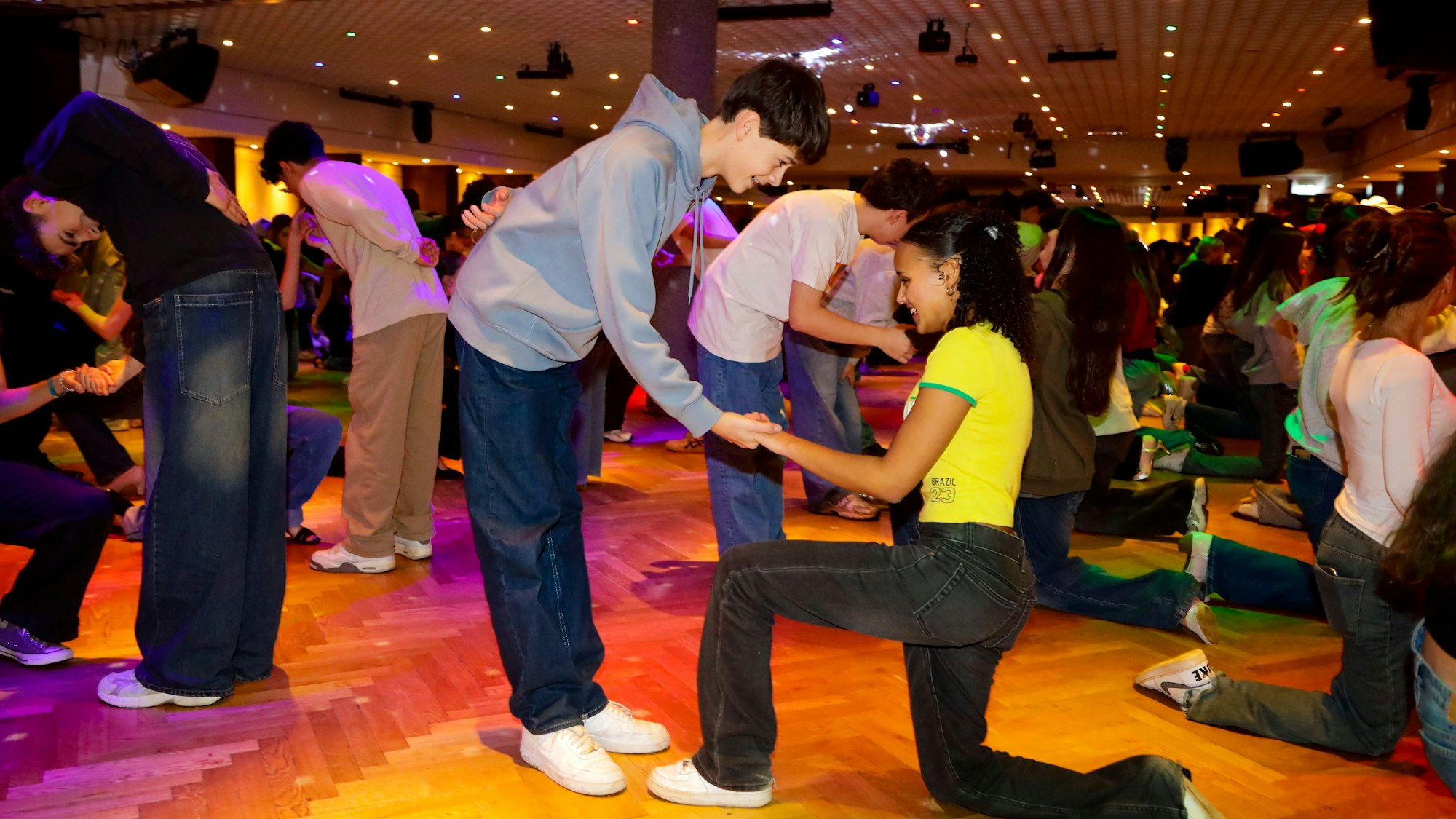 Charlise knickst, Tanzpartner Anton beugt sich höflich vor.