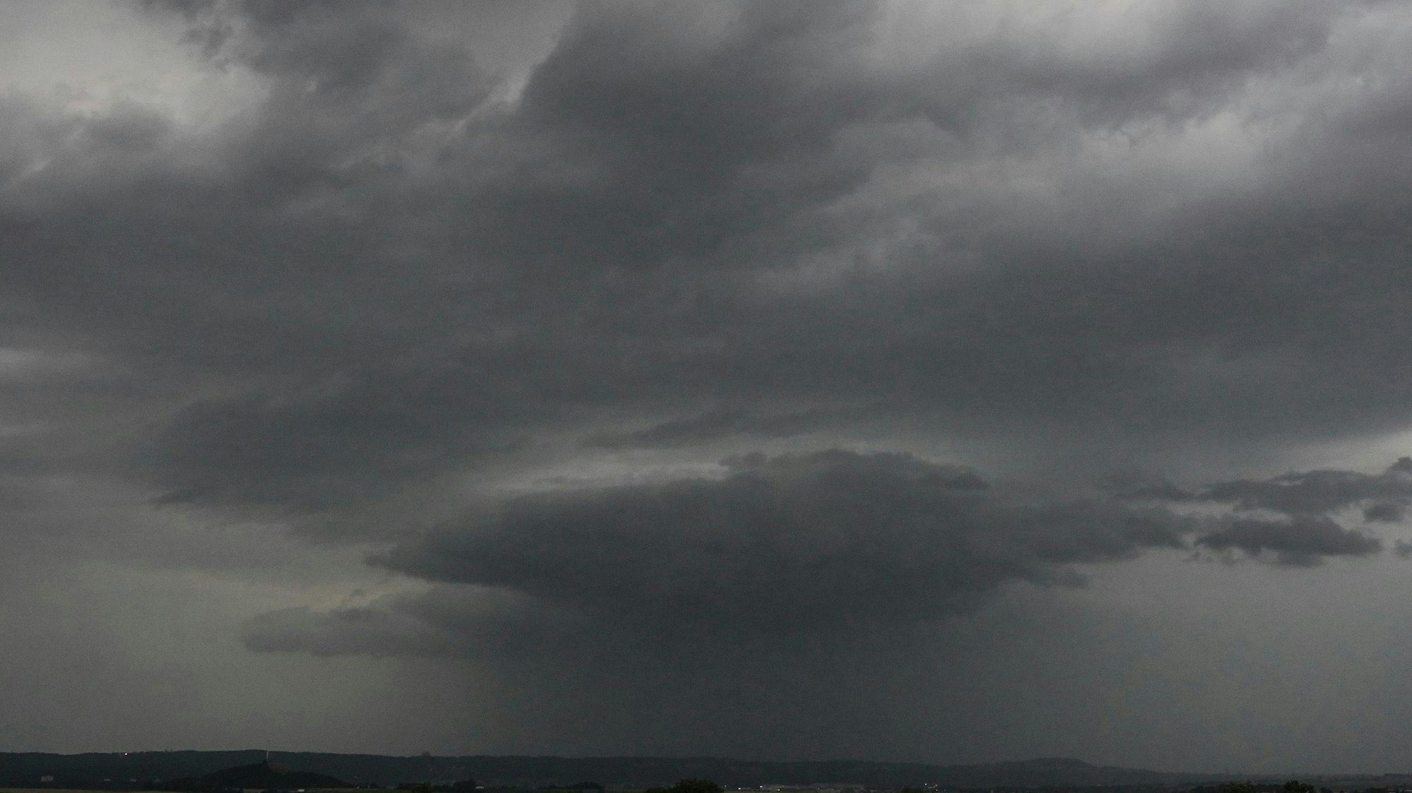 Tauende Rekord-Schneemassen und anhaltende Unwetter verursachen in Deutschland Überschwemmungen und Hochwasser. Meteorologen beobachten eine seltene Flutwelle. (Symbolbild)