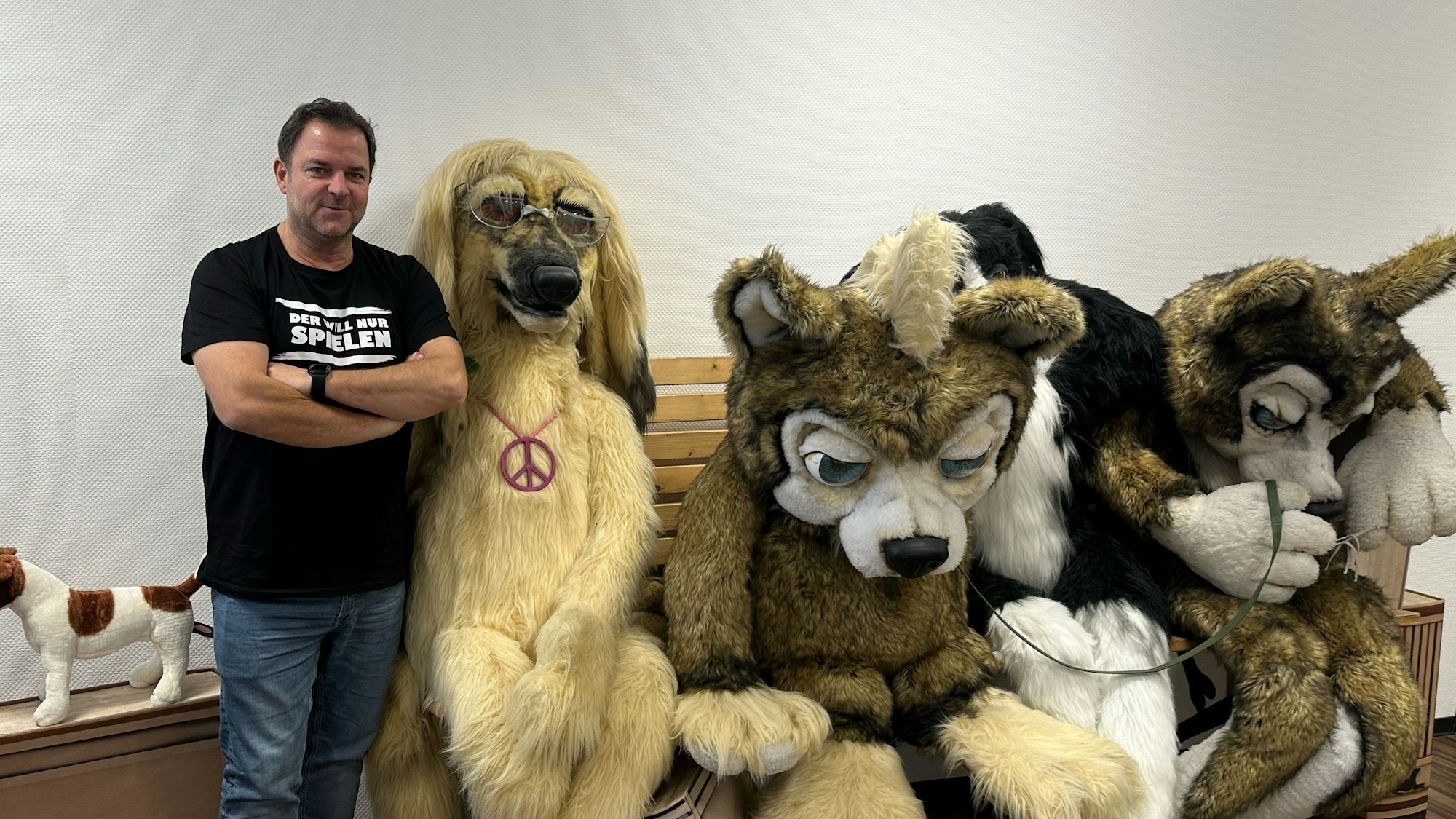 Martin Rütter mit seinen Plüsch-Vierbeinern.