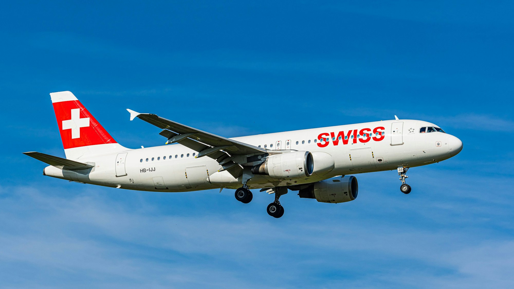 Ein Airbus A320 der Schweizer Fluggesellschaft Swiss hat im deutschen Luftraum einen medizinischen Notfall gemeldet. Das Flugzeug funkte in Höhe von mehr als 11.500 Metern den Code für eine Luftnotlage. (Symbolbild)