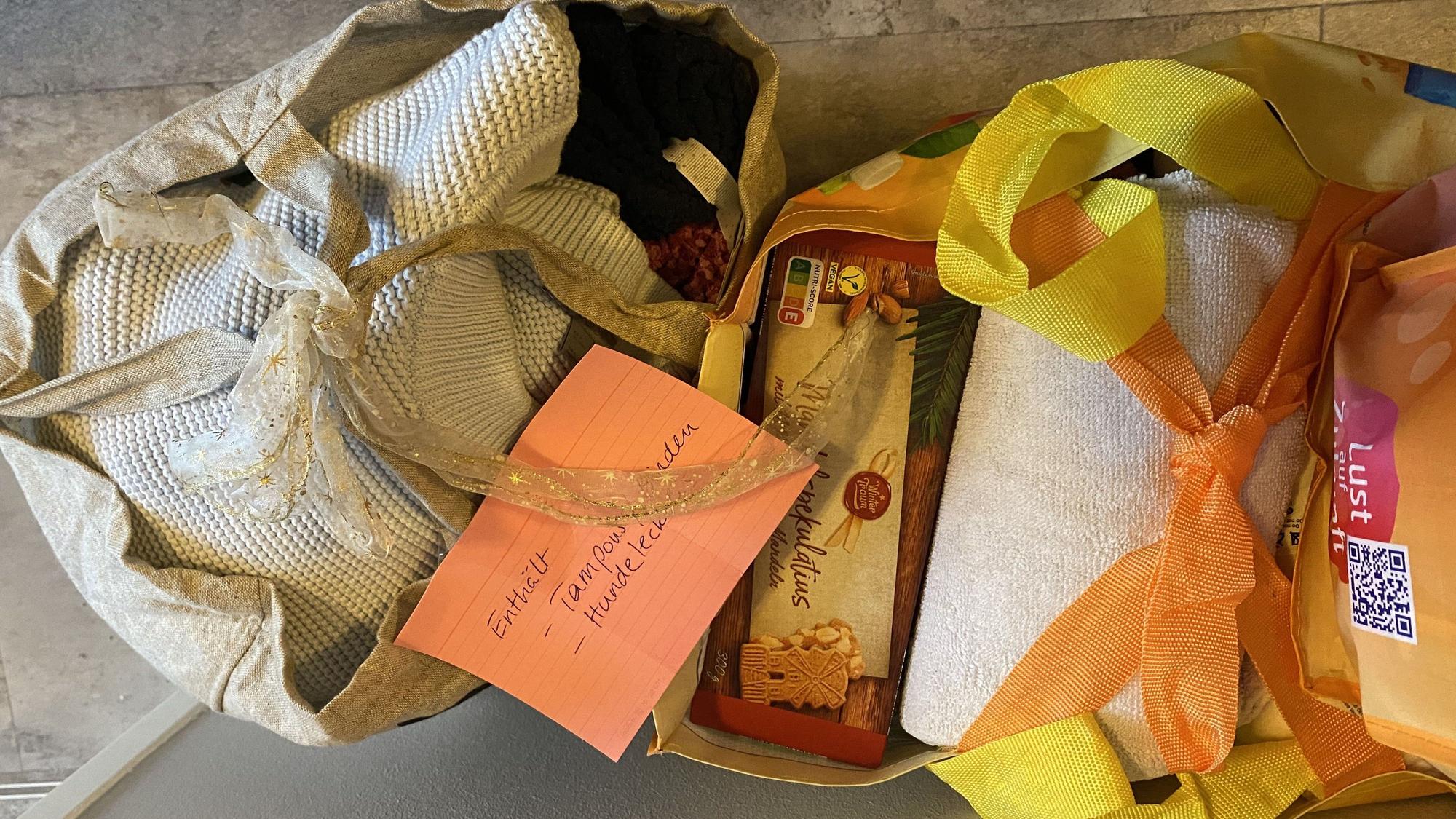 Neben Weihnachtsgebäck sind in den Tüten auch warme Kleidung und frisch gewaschene Handtücher zu finden.