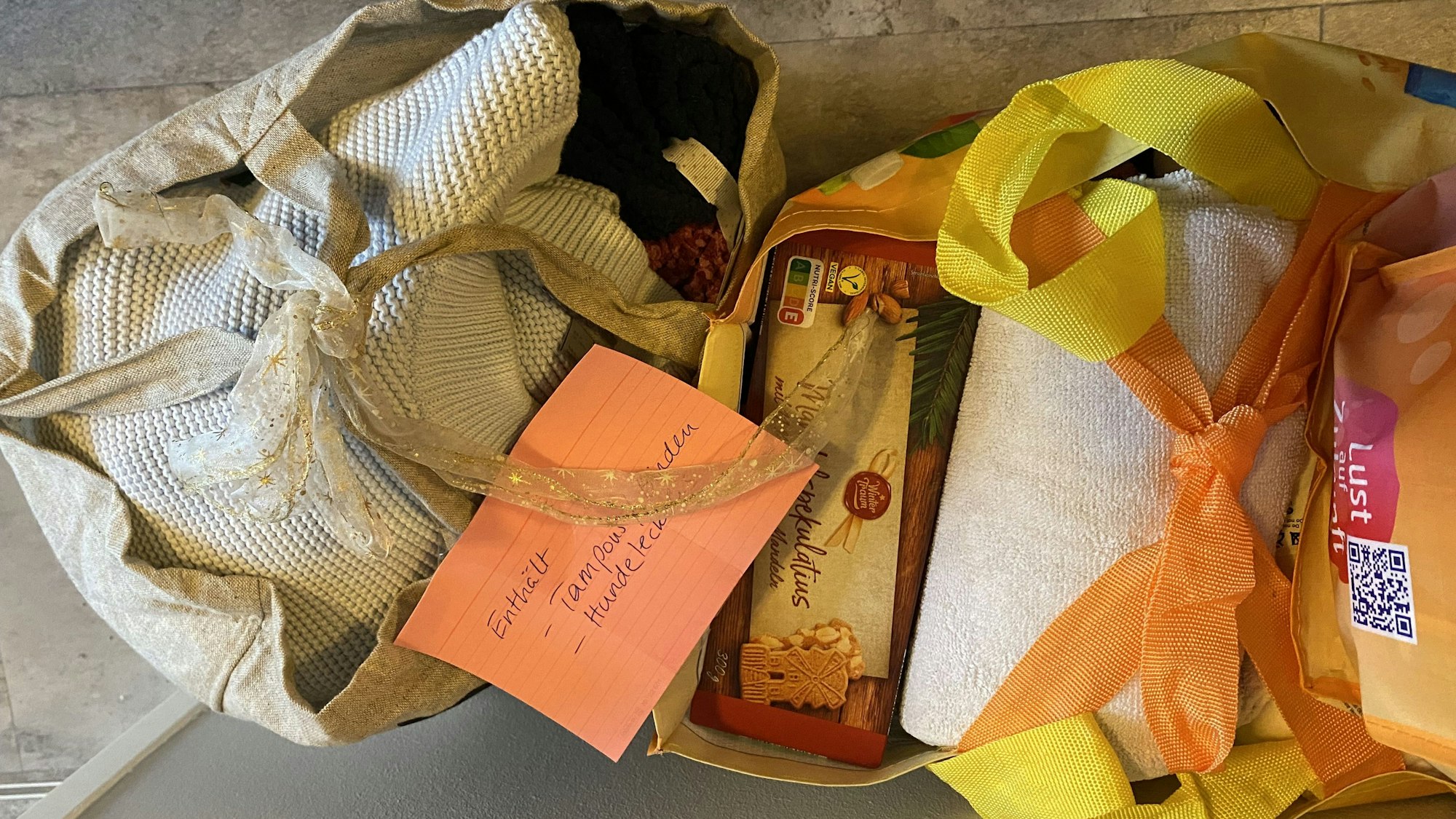 Neben Weihnachtsgebäck sind in den Tüten auch warme Kleidung und frisch gewaschene Handtücher zu finden.