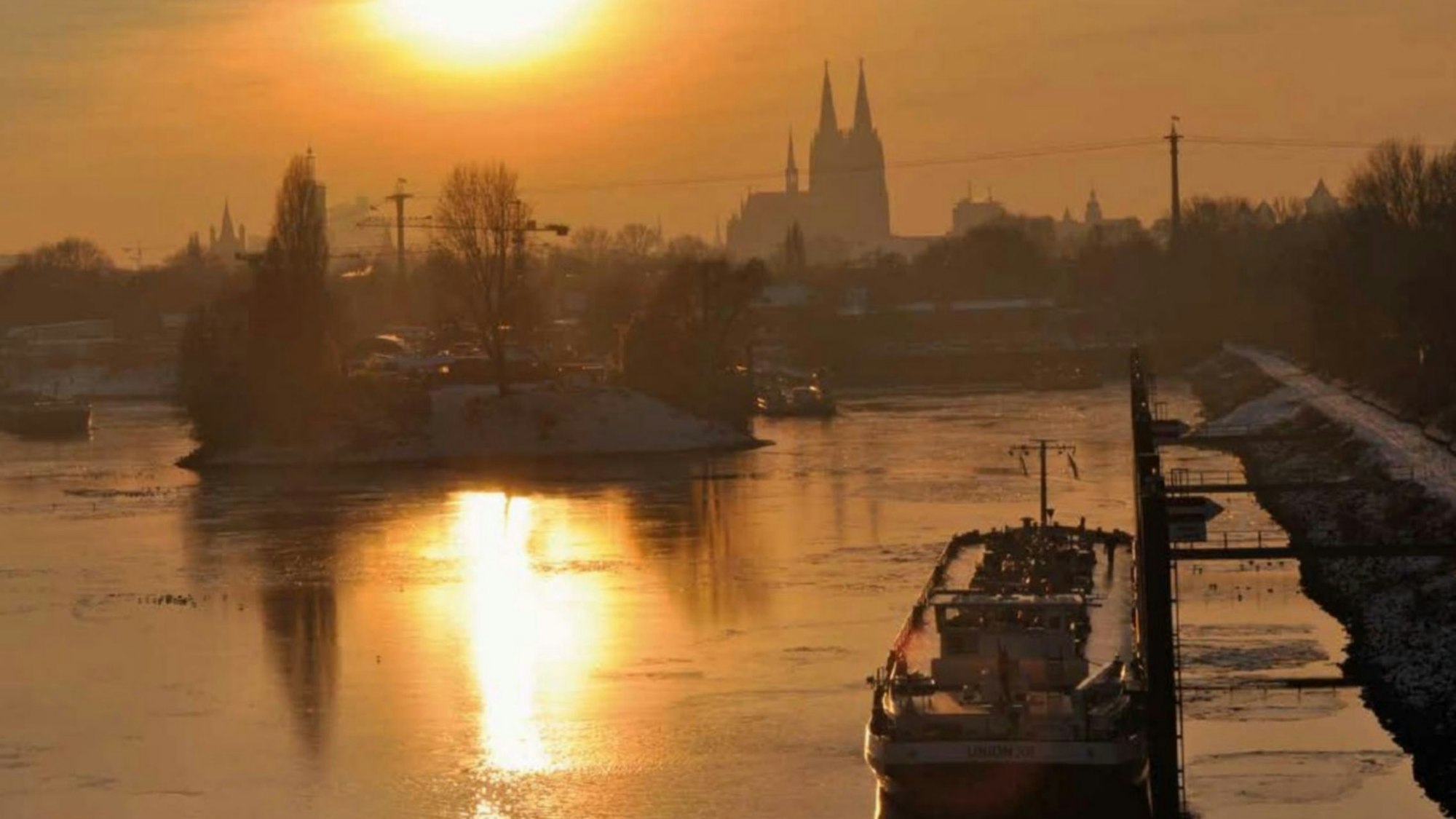 Gegenlicht im Mülheimer Hafen. Foto: Roland Petrick