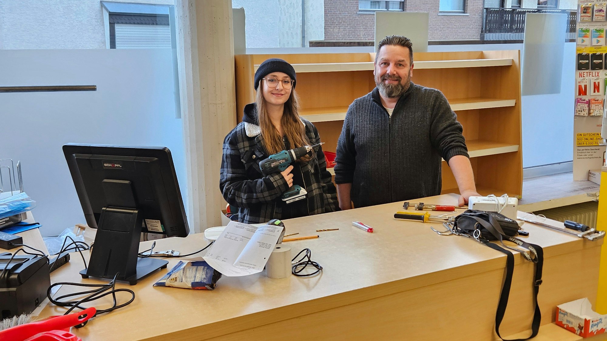 Sandro Hammermüller steht mit seiner Tochter Nele am Verkaufstresen in seinem Geschäft.
