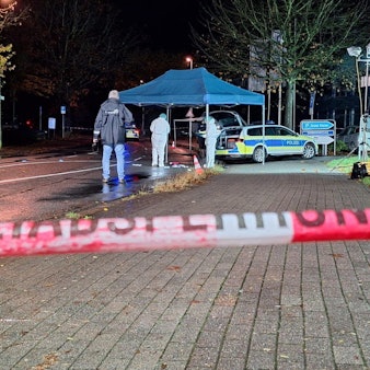 Polizisten untersuchen einen Tatort.