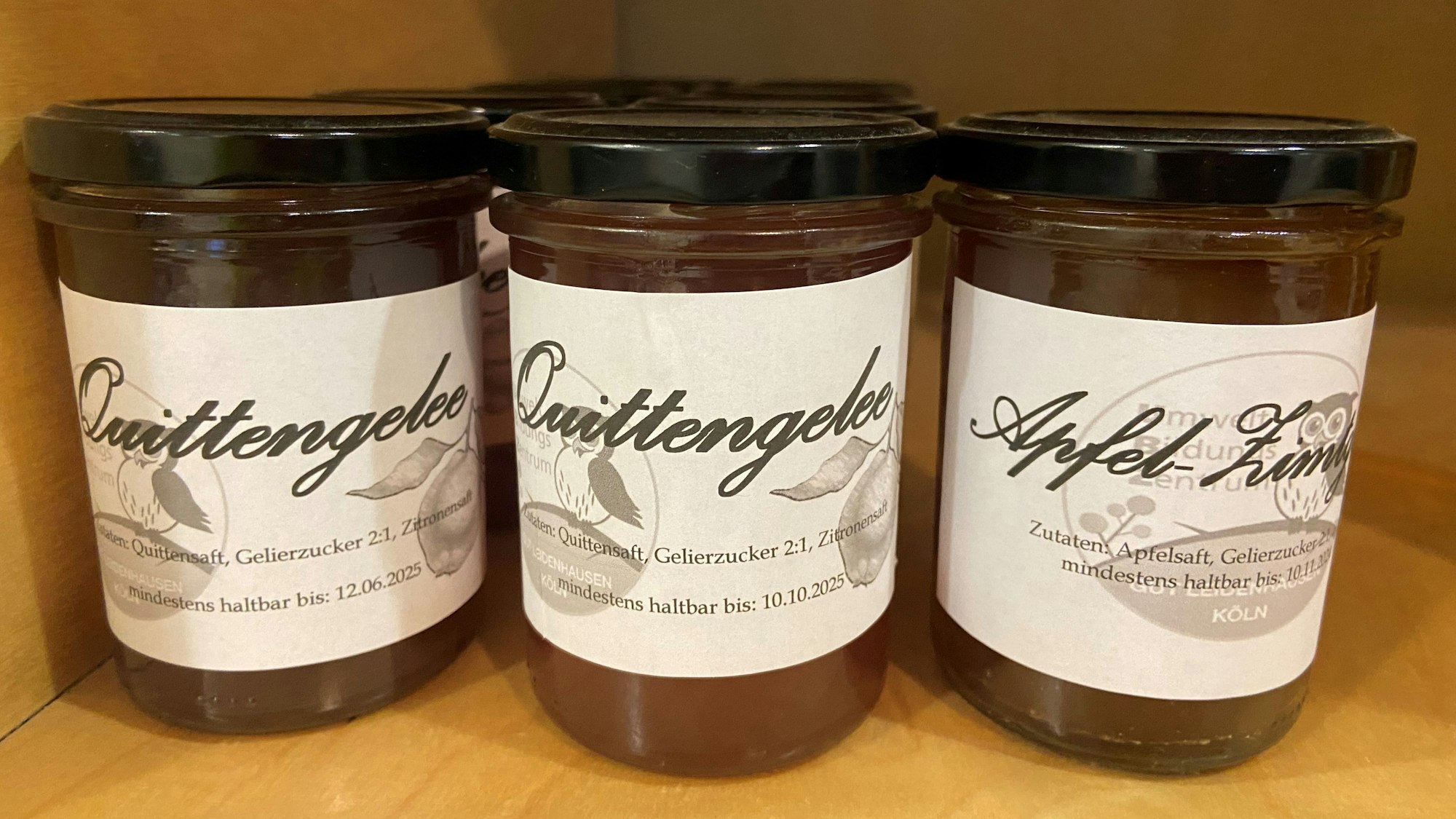 Drei Gläser Fruchtgelee von heimischen Früchten.