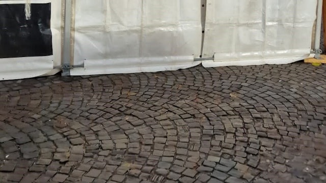 Diese Farbschmiererei wurde auf das Festzelt der Karnevalisten auf dem Lindlarer Markt gesprüht.