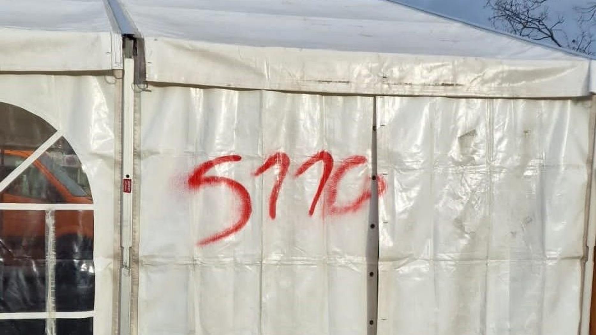 Diese Farbschmiererei wurde auf das Festzelt der Karnevalisten auf dem Lindlarer Markt gesprüht.