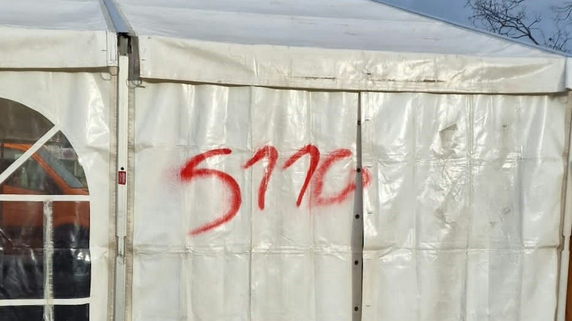 Diese Farbschmiererei wurde auf das Festzelt der Karnevalisten auf dem Lindlarer Markt gesprüht.