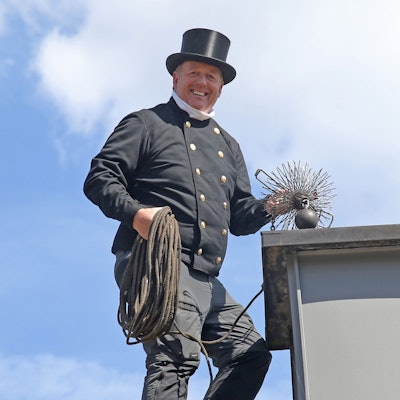 Der Schornsteinfegermeister Paul W. Giebeler aus Waldbröl-Schönenbach steigt anderen Menschen gern aufs Dach – nicht nur, weil es ihm Spaß macht, sondern vor allem, weil es der Sicherheit dient. Auch erinnert er an die Kehrpflicht. Für unser Foto ist er auf das eigene Dach geklettert.