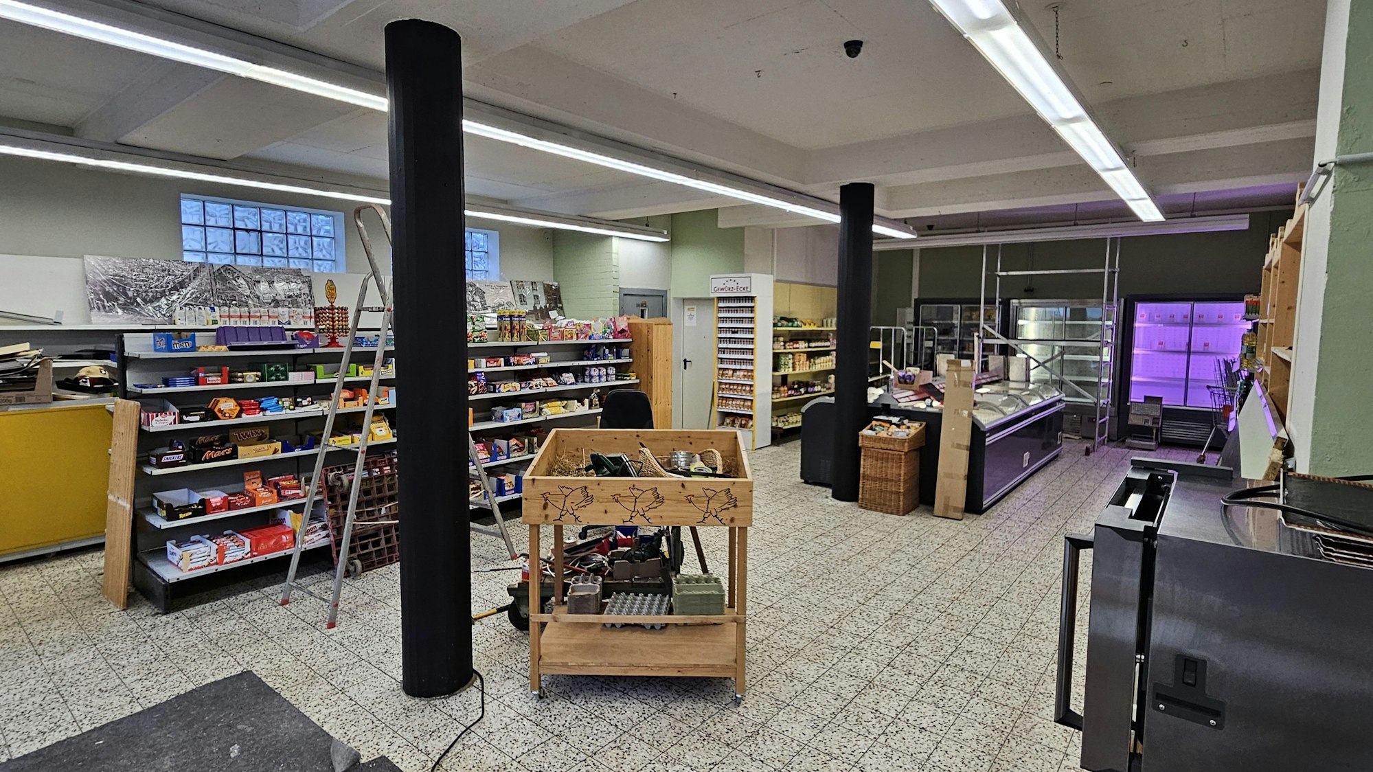 Blick in das Innere des Geschäfts, in dem noch einige Waren stehen.