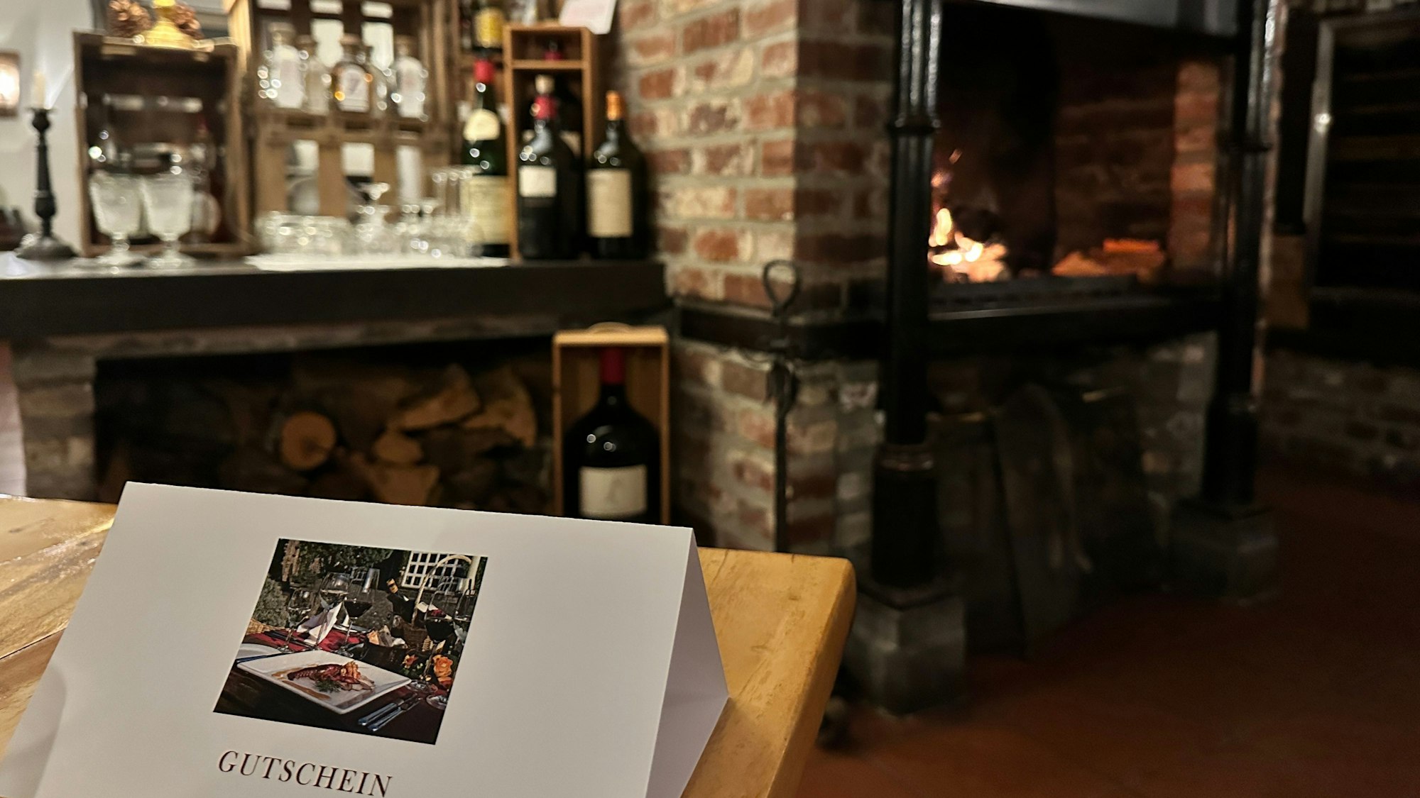 Gutschein, Kamin und Bar des Falder Hofs. Foto: Sandra Milden