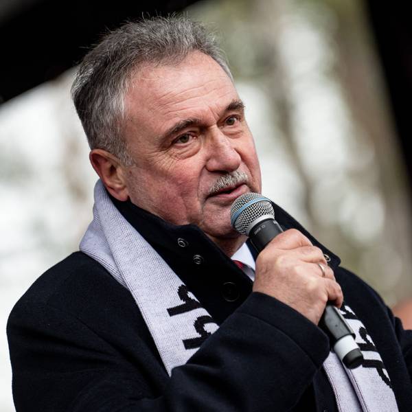 08.12.2023, Brandenburg, Potsdam: Claus Weselsky, Bundesvorsitzender der Gewerkschaft Deutscher Lokomotivführer (GDL), nimmt an einer Solidaritäts-Kundgebung bei der Fortsetzung der Tarifverhandlungen für die Beschäftigten des öffentlichen Dienstes der Länder teil. Foto: Fabian Sommer/dpa +++ dpa-Bildfunk +++