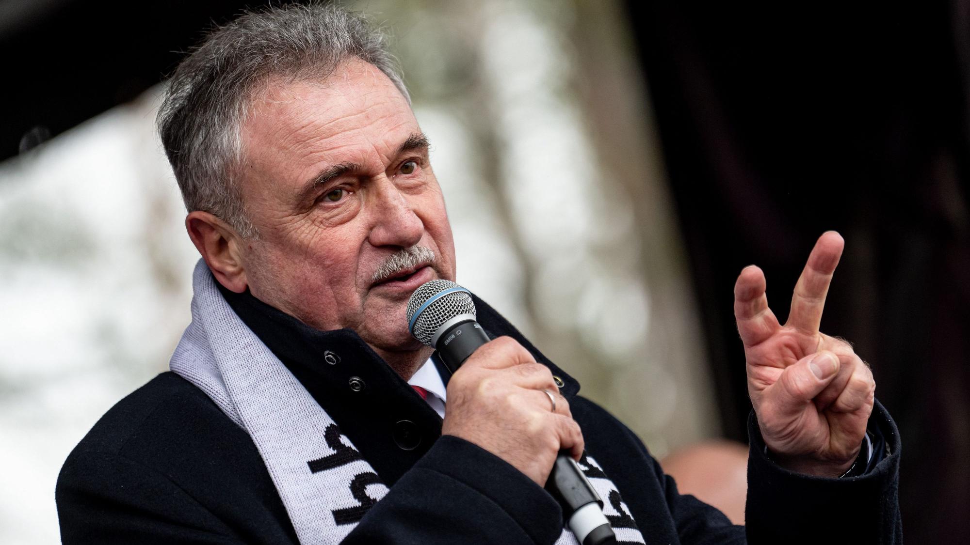 08.12.2023, Brandenburg, Potsdam: Claus Weselsky, Bundesvorsitzender der Gewerkschaft Deutscher Lokomotivführer (GDL), nimmt an einer Solidaritäts-Kundgebung bei der Fortsetzung der Tarifverhandlungen für die Beschäftigten des öffentlichen Dienstes der Länder teil. Foto: Fabian Sommer/dpa +++ dpa-Bildfunk +++