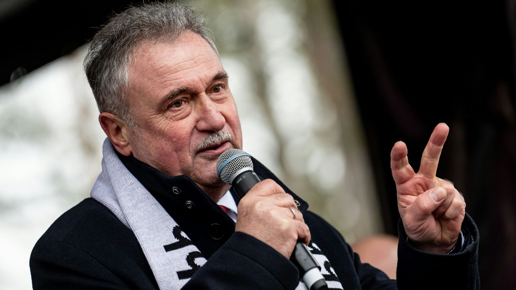 08.12.2023, Brandenburg, Potsdam: Claus Weselsky, Bundesvorsitzender der Gewerkschaft Deutscher Lokomotivführer (GDL), nimmt an einer Solidaritäts-Kundgebung bei der Fortsetzung der Tarifverhandlungen für die Beschäftigten des öffentlichen Dienstes der Länder teil. Foto: Fabian Sommer/dpa +++ dpa-Bildfunk +++