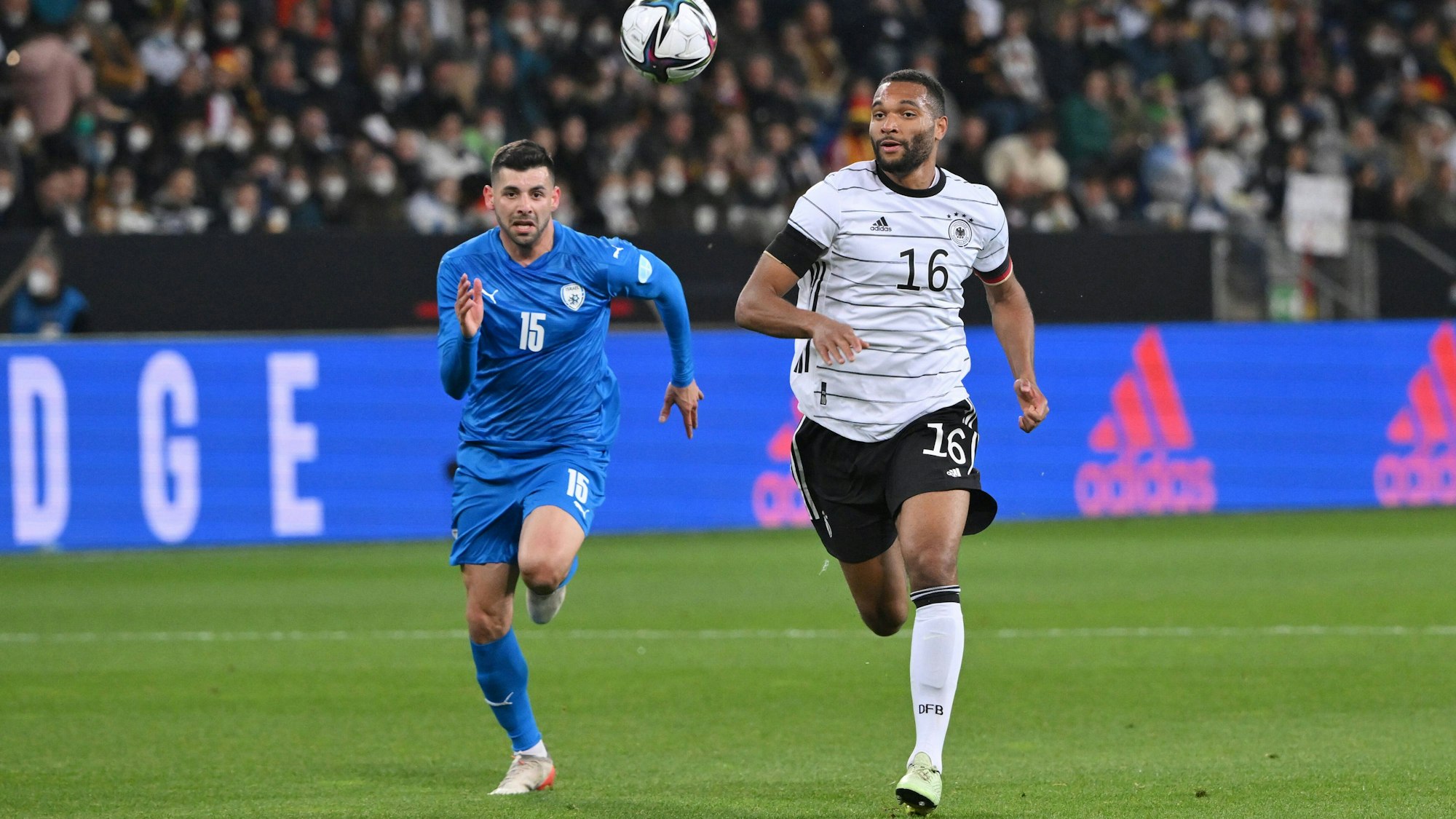 Der israelische Nationalspieler Tai Baribo im Zweikampf gegen den Deutschen Jonathan Tah beim Länderspiel in Sinsheim am 26. März 2022.