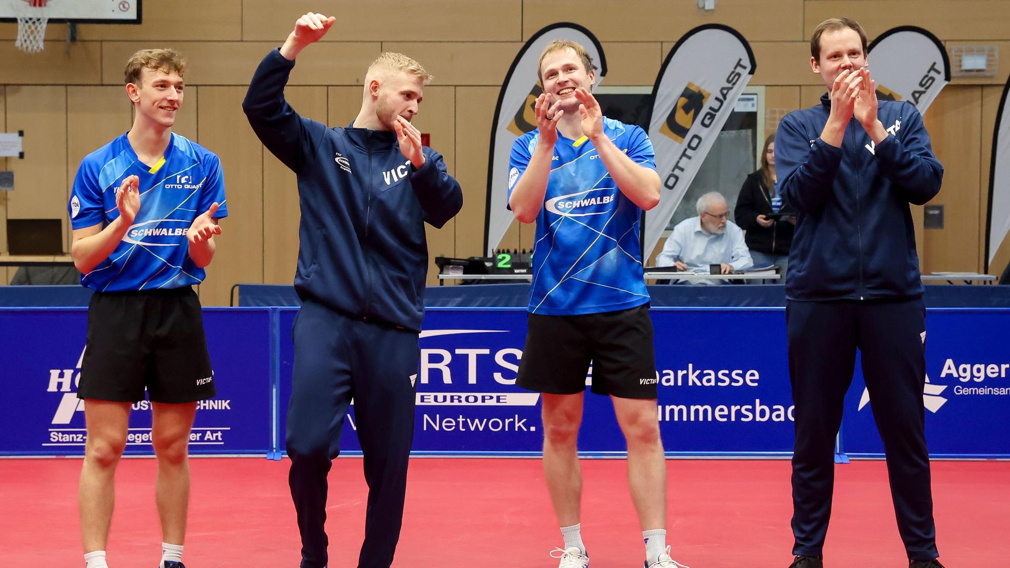 Jubel der Bergneustädter Tischtennis-Profis und deren Trainer.