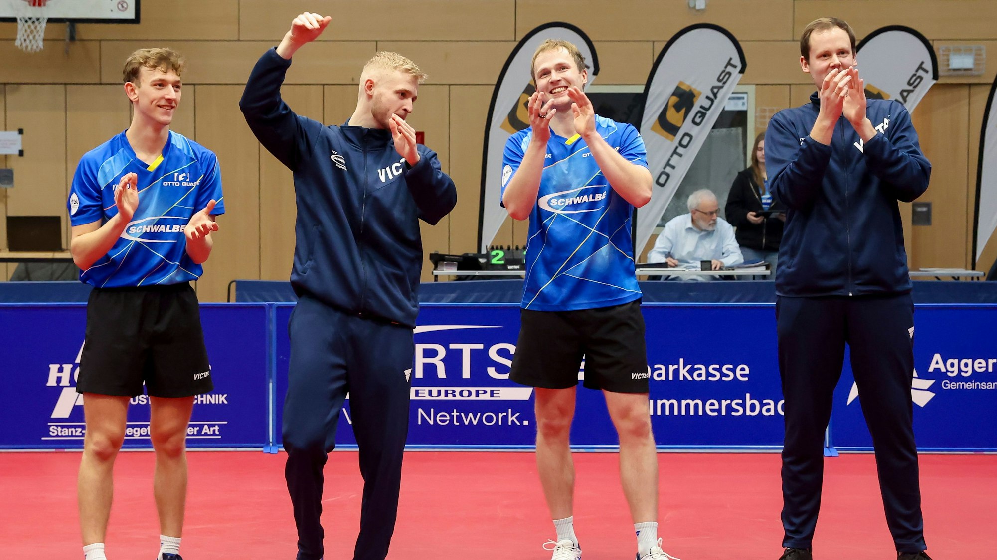 Jubel der Bergneustädter Tischtennis-Profis und deren Trainer.