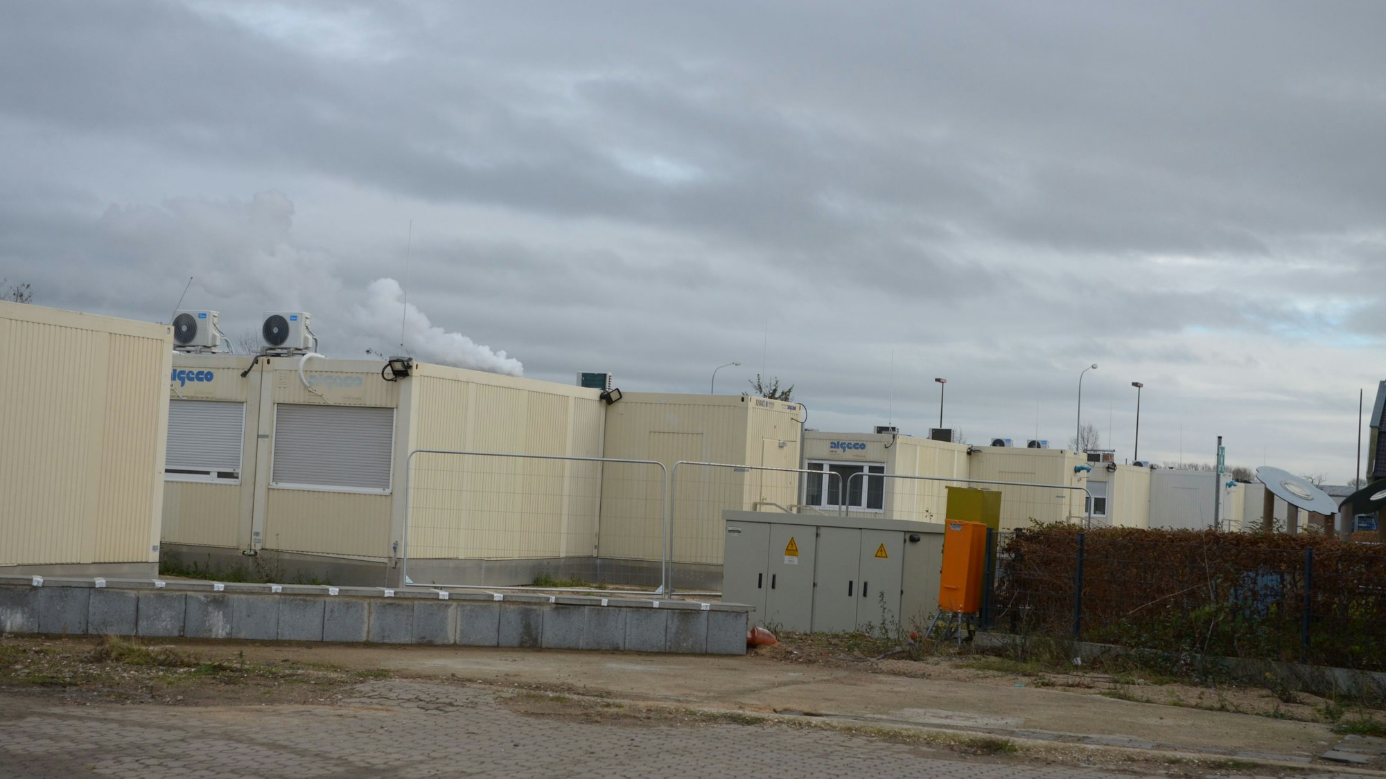 In Modulgebäuden, die in mehreren Reihen nebeneinanderstehen, bringt die Stadt Euskirchen Geflüchtete unter.