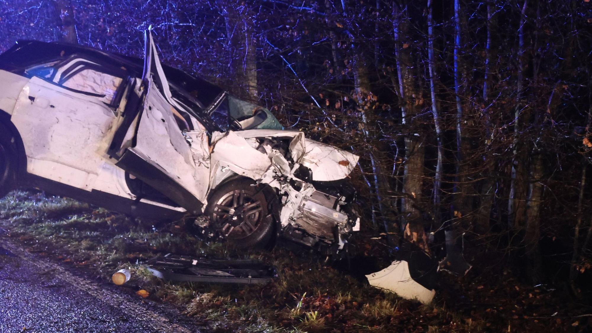 Ein Autowrack im Straßengraben.
