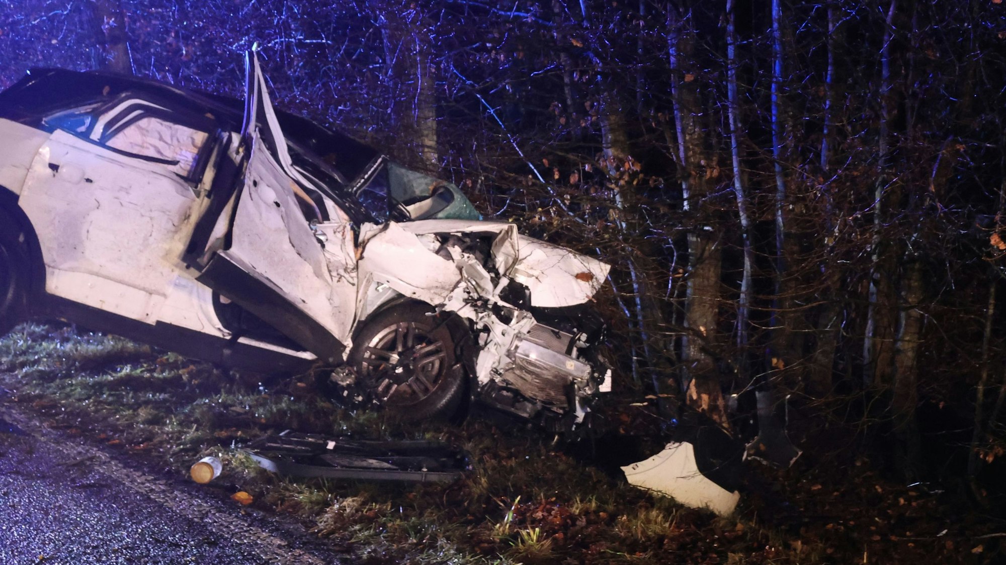 Ein Autowrack im Straßengraben.