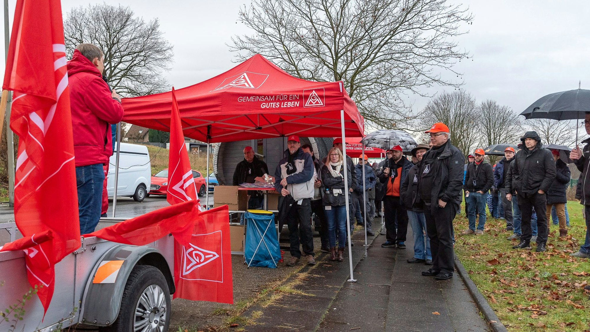 Beschäftigte von Adient vor einem IG-Metall-Zelt in Burscheid.