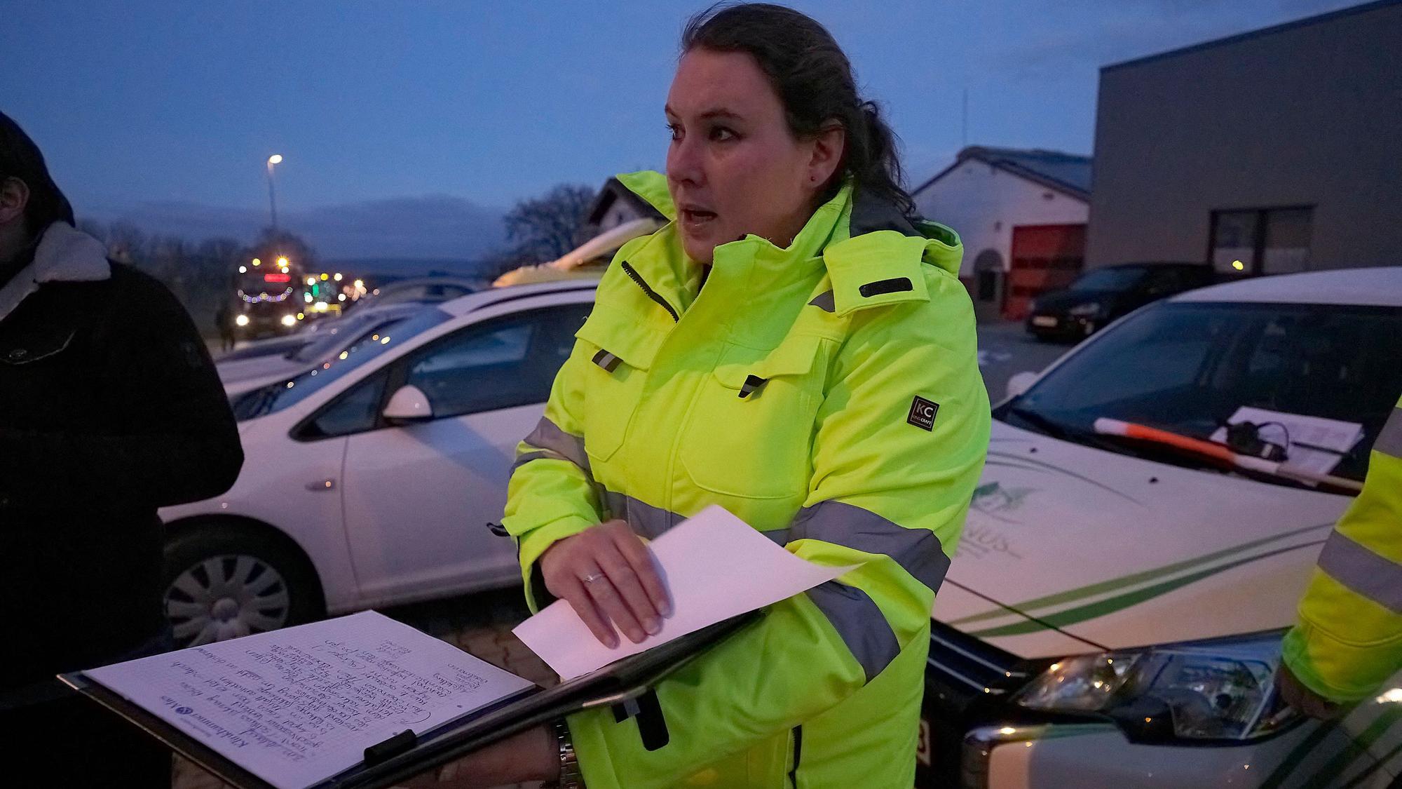 Miriam Rotheut bei der Aufstellung des Lichterzugs im vergangenen Jahr.