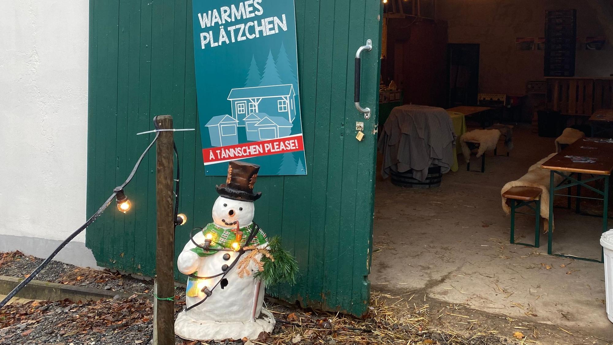 Der Eingang zur Scheune beim Adventsmarkt „A Tännschen, please“