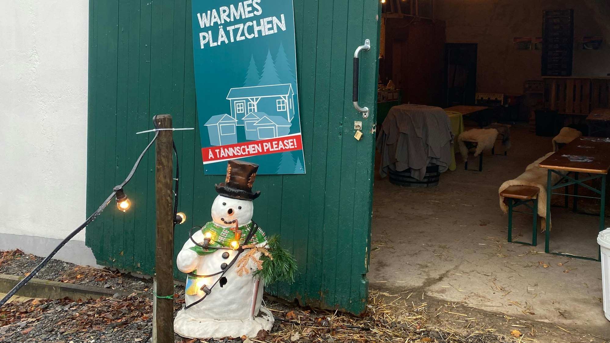 Der Eingang zur Scheune beim Adventsmarkt „A Tännschen, please“